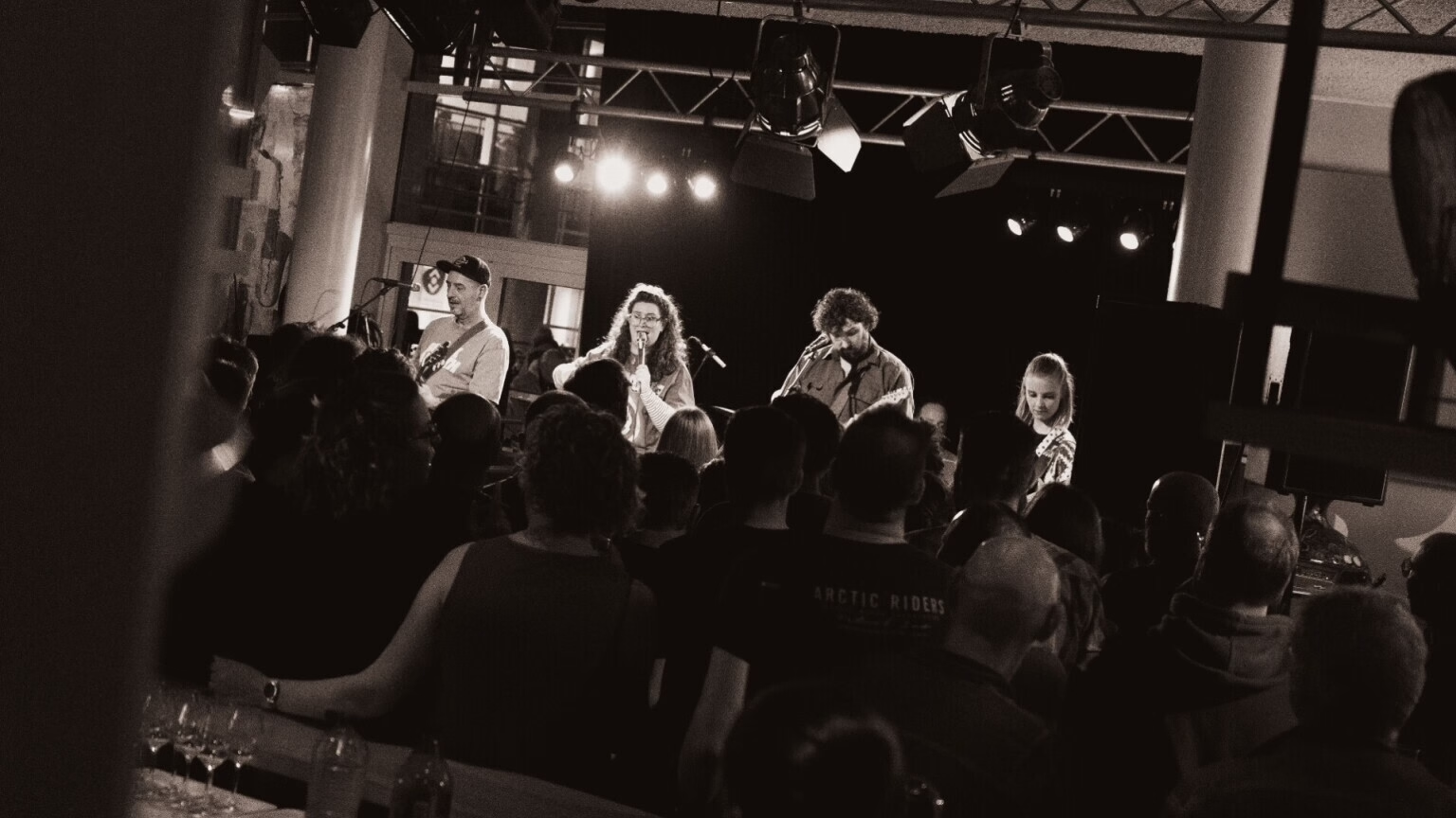 Pretty Flies live in een volle zaal